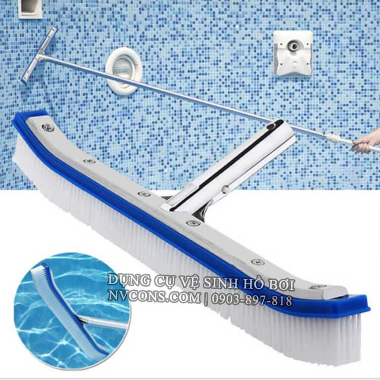 Sử dụng bàn chà rêu vệ sinh bể bơi kết hợp cùng thanh nhôm Sử dụng bàn chà rêu vệ sinh bể bơi kết hợp cùng thanh nhôm