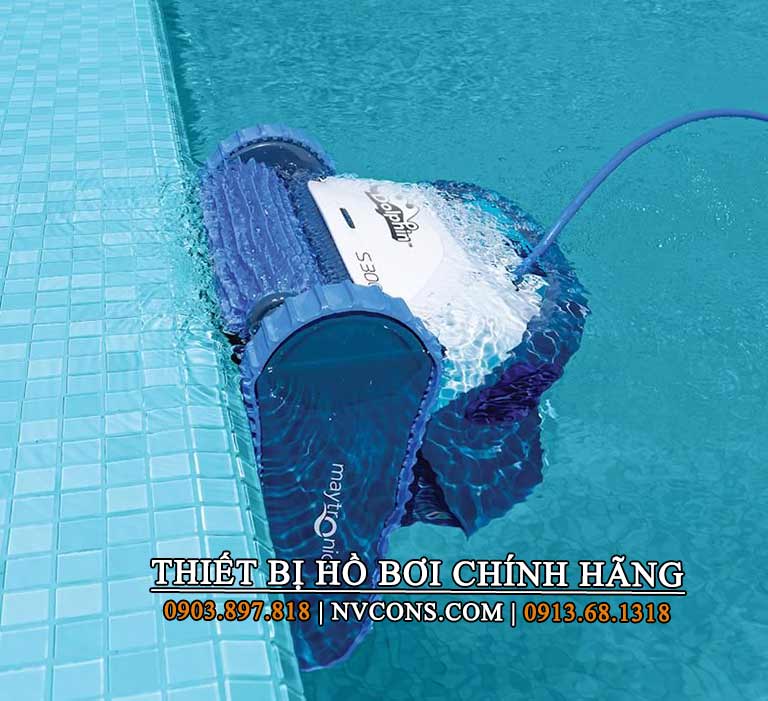 Dolphin S300i leo tuong ve sinh ho boi Dolphin S300i leo tuong ve sinh ho boi