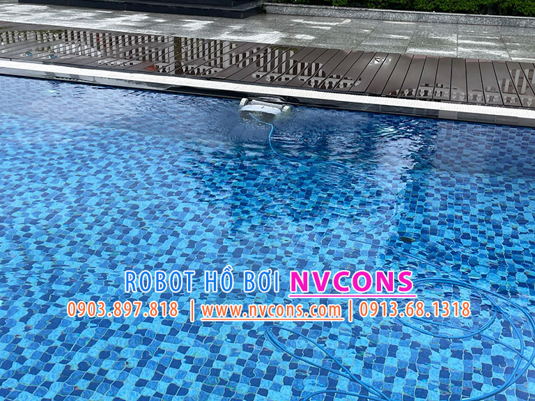 Dolphin X30 vệ sinh thành hồ bơi tại Bình Dương Dolphin X30 vệ sinh thành hồ bơi tại Bình Dương