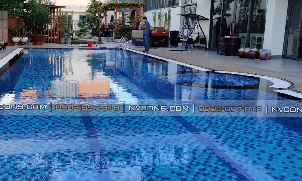 Sử dụng gạch mosaic men trang trí hồ bơi Sử dụng gạch mosaic men trang trí hồ bơi