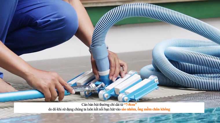 Gắn bàn hút đáy vệ sinh hồ bơi vào cây sào nhôm và ống mềm chân không sử dụng Gắn bàn hút đáy vệ sinh hồ bơi vào cây sào nhôm và ống mềm chân không sử dụng