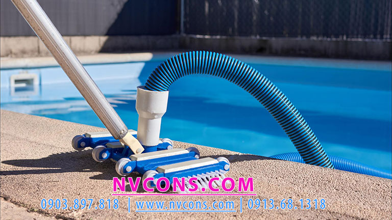 Gắn sào nhôm và ống mềm hồ bơi vào bàn hút Gắn sào nhôm và ống mềm hồ bơi vào bàn hút