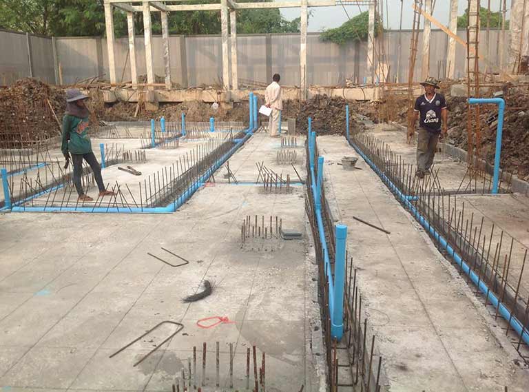 Nhân viên kỹ thuật hồ bơi