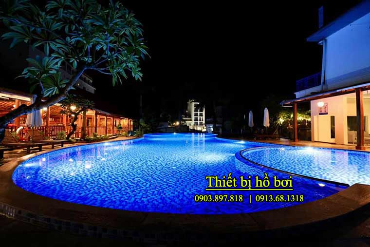 Thi công lắp đặt đèn britestream waterco sáng trắng tại Phú Quốc Thi công lắp đặt đèn britestream waterco sáng trắng tại Phú Quốc