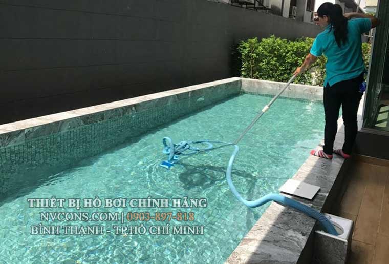 Sử dụng bàn hút bằng nhựa hoặc nhôm hút đáy bể bơi hiệu quả Sử dụng bàn hút bằng nhựa hoặc nhôm hút đáy bể bơi hiệu quả