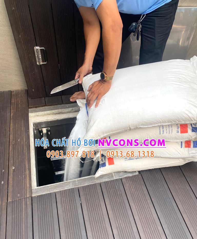 Muối Thái Lan được đổ trực tiếp vào bể cân bằng hồ bơi Muối Thái Lan được đổ trực tiếp vào bể cân bằng hồ bơi