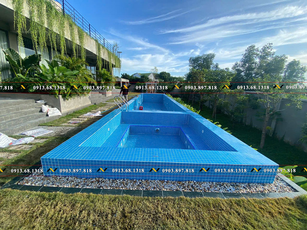 Nhà thầu thi công bể bơi gia đình Nvcons đang thực hiện ốp lát gạch mosaic thủy tinh hồ bơi Nhà thầu thi công bể bơi gia đình Nvcons đang thực hiện ốp lát gạch mosaic thủy tinh hồ bơi