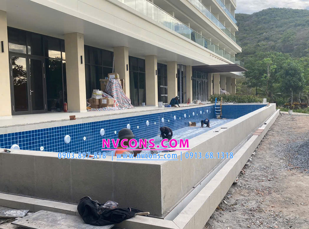 Các công nhân nhà thầu Nvcons đang thực hiện tỉ mĩ công đoạn dán gạch mosaic gốm sứ cao cấp hồ bơi Các công nhân nhà thầu Nvcons đang thực hiện tỉ mĩ công đoạn dán gạch mosaic gốm sứ cao cấp hồ bơi