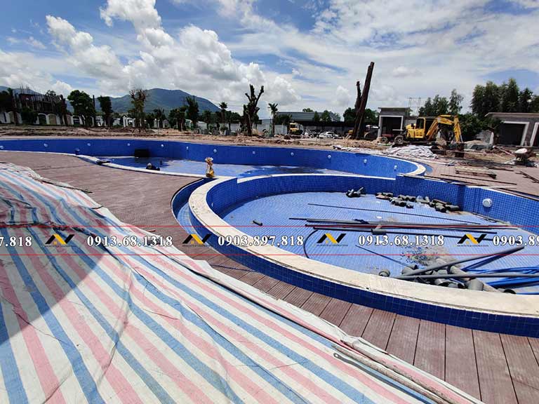 Công nhân chà ron gạch mosaic bể bơi Công nhân chà ron gạch mosaic bể bơi