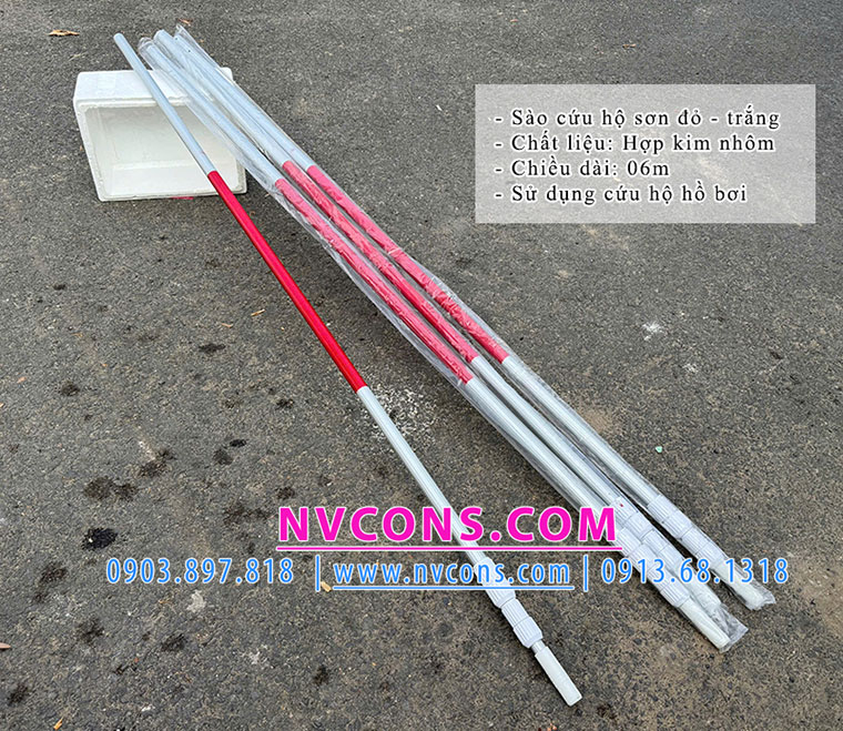 Sào cứu hộ sơn đỏ - trắng là một dụng cụ không thể thiếu trong hồ bơi công cộng Sào cứu hộ sơn đỏ - trắng là một dụng cụ không thể thiếu trong hồ bơi công cộng