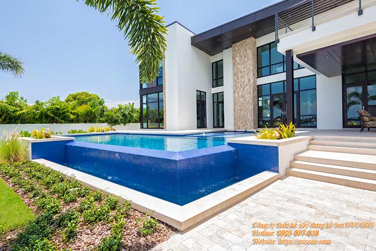 Hồ bơi bê tông cốt thép trang trí gạch mosaic Hồ bơi bê tông cốt thép trang trí gạch mosaic