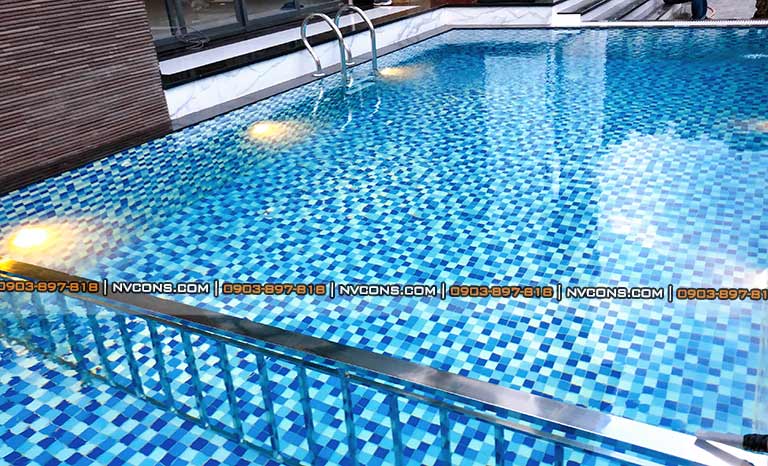 Lan can inox ngăn giữa khu vực hồ bơi em bé và người lớn Lan can inox ngăn giữa khu vực hồ bơi em bé và người lớn